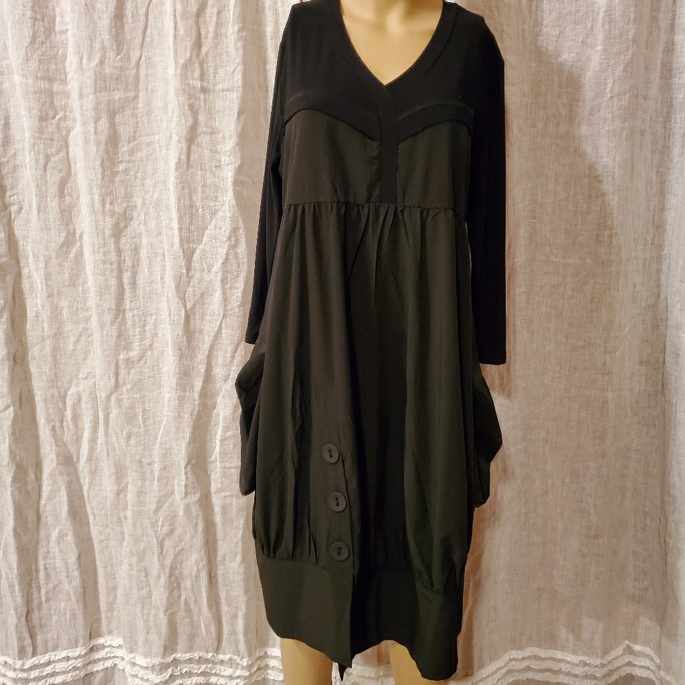 BLACK DRESS WITH BLOCK SQUARE ON SIDE